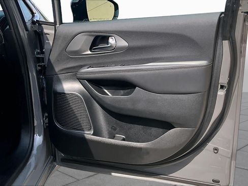 Used 2025 Chrysler Pacifica Select FWD image 22