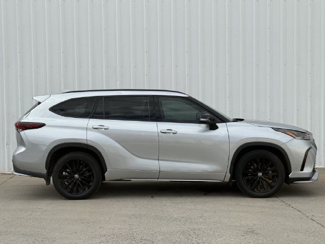 Used 2024 Toyota Highlander XSE FWD image 3
