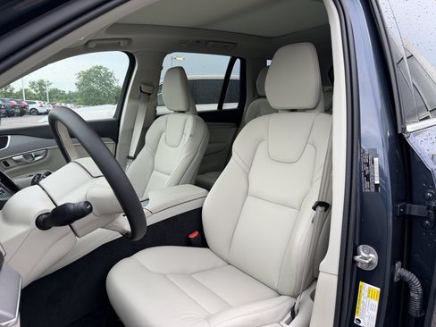 Used 2025 Volvo XC90 B5 Core w/ Protection Package Premier AWD/4WD image 8