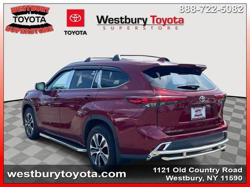 Used 2023 Toyota Highlander XLE AWD/4WD image 11