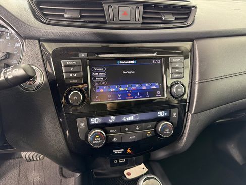 Used 2018 Nissan Rogue SV image 16