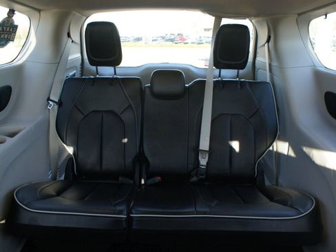 Used 2022 Chrysler Pacifica Limited image 17