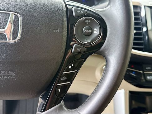 Used 2017 Honda Accord Touring image 12