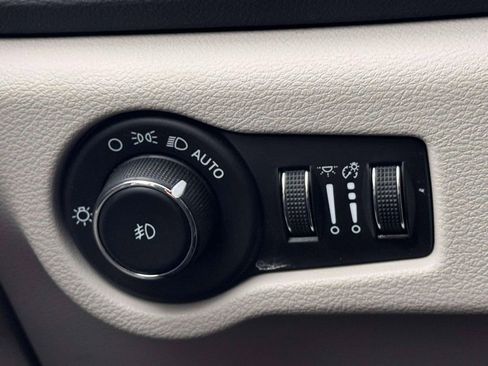 Used 2023 Chrysler Pacifica Touring-L image 17