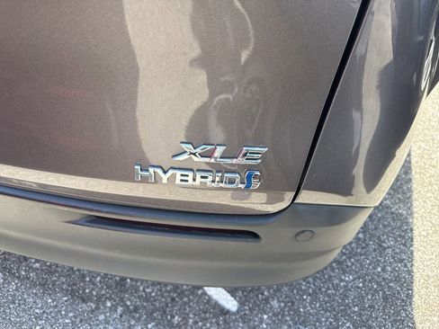 Used 2023 Toyota Sienna XLE FWD image 4