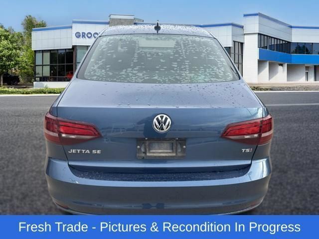 Used 2016 Volkswagen Jetta SE FWD image 4