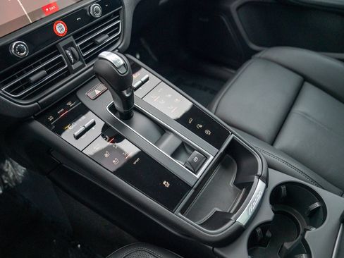 Certified 2026 Porsche Macan AWD/4WD image 21