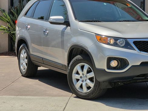 Used 2013 Kia Sorento LX w/ Third Row Pkg image 4