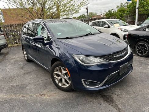 Used 2018 Chrysler Pacifica Touring-L w/ Tire & Wheel Group FWD image 3