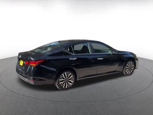 Used 2025 Nissan Altima 2.5 SV FWD image 15