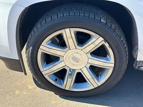 Used 2020 Cadillac Escalade ESV Premium Luxury image 11