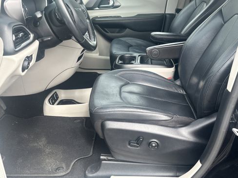 Used 2020 Chrysler Pacifica Touring-L FWD image 9