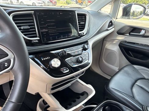 Used 2024 Chrysler Pacifica Limited FWD image 30