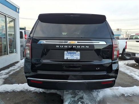 Used 2024 Chevrolet Suburban LT image 5