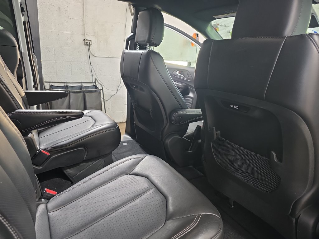 Used 2025 Chrysler Pacifica Select FWD image 13