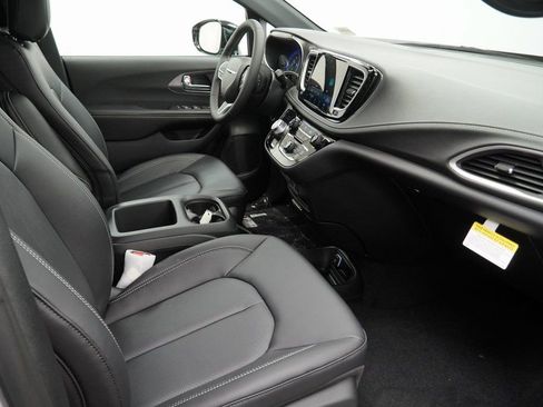 New 2026 Chrysler Pacifica Select image 32