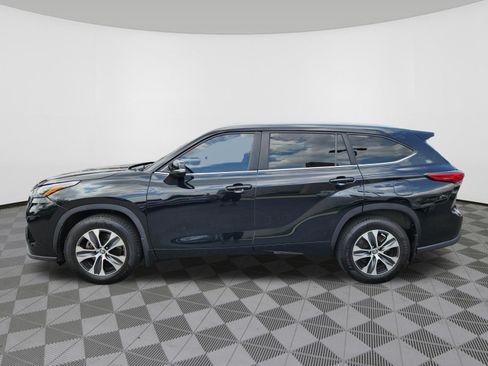 Used 2023 Toyota Highlander XLE AWD/4WD image 5