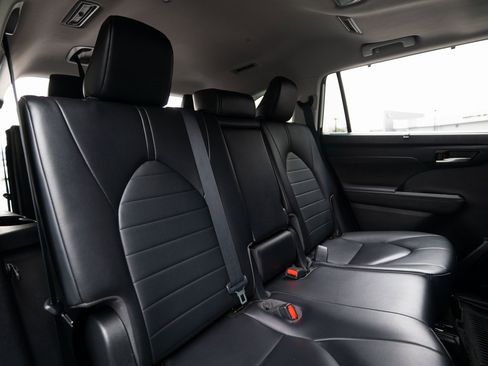 Used 2023 Toyota Highlander L image 36