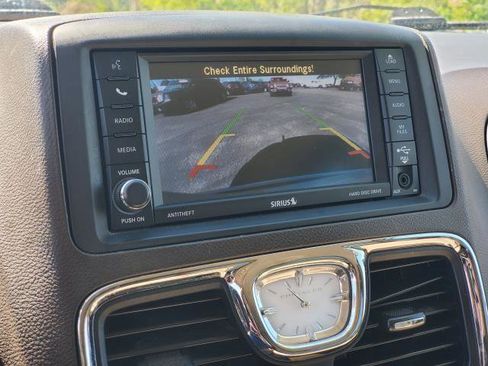 Used 2014 Chrysler Town & Country Touring FWD image 15