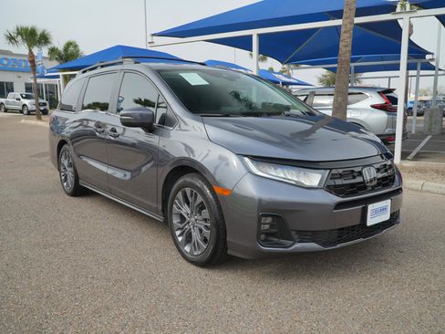 Used 2025 Honda Odyssey Touring image 3