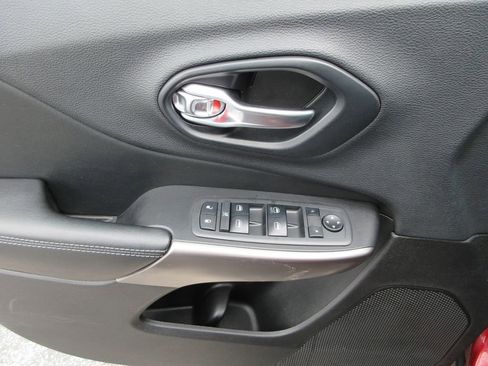 Used 2019 Jeep Cherokee Latitude w/ Popular Appearance Group FWD image 22