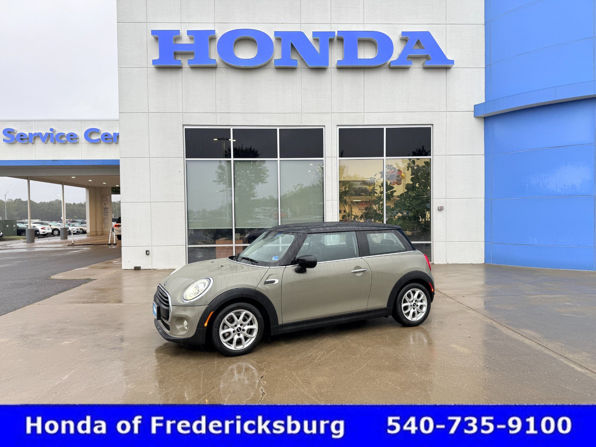 Used 2021 MINI Cooper 2-Door Hardtop FWD image 1