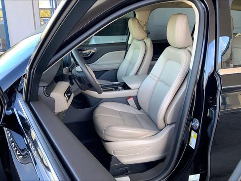 Used 2023 Lincoln Aviator AWD image 7