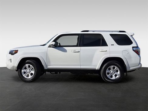 Used 2024 Toyota 4Runner SR5 Premium image 3