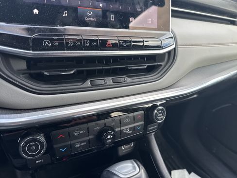 Certified 2023 Jeep Compass Limited image 28