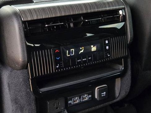Used 2024 Jeep Wagoneer Series III AWD/4WD image 17