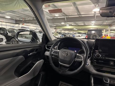Used 2023 Toyota Highlander XLE AWD/4WD image 23