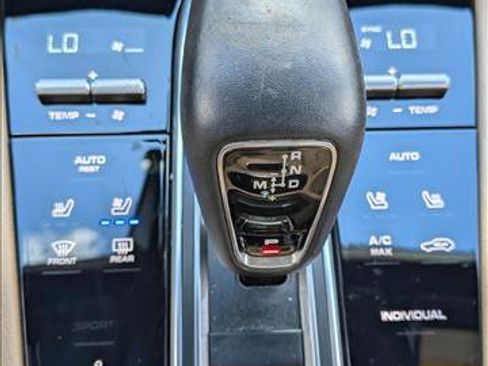 Used 2022 Porsche Cayenne E-Hybrid image 16