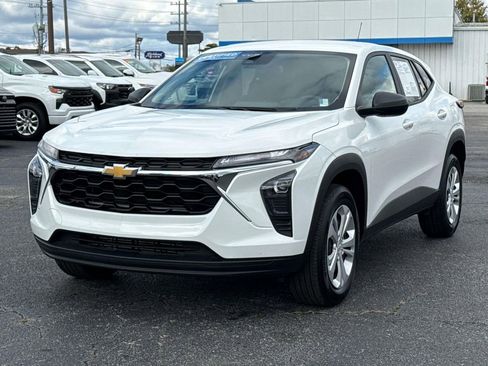 Certified 2025 Chevrolet Trax LS image 3