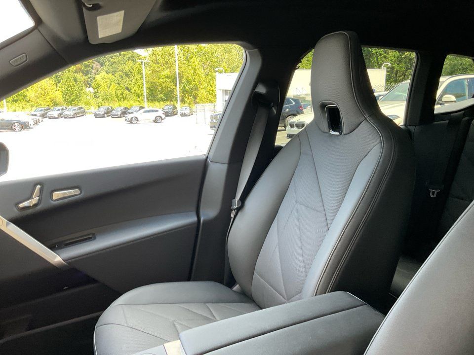 Used 2024 BMW iX xDrive50 w/ Premium Package AWD/4WD image 28