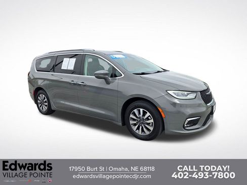 Used 2021 Chrysler Pacifica Touring-L FWD image 1