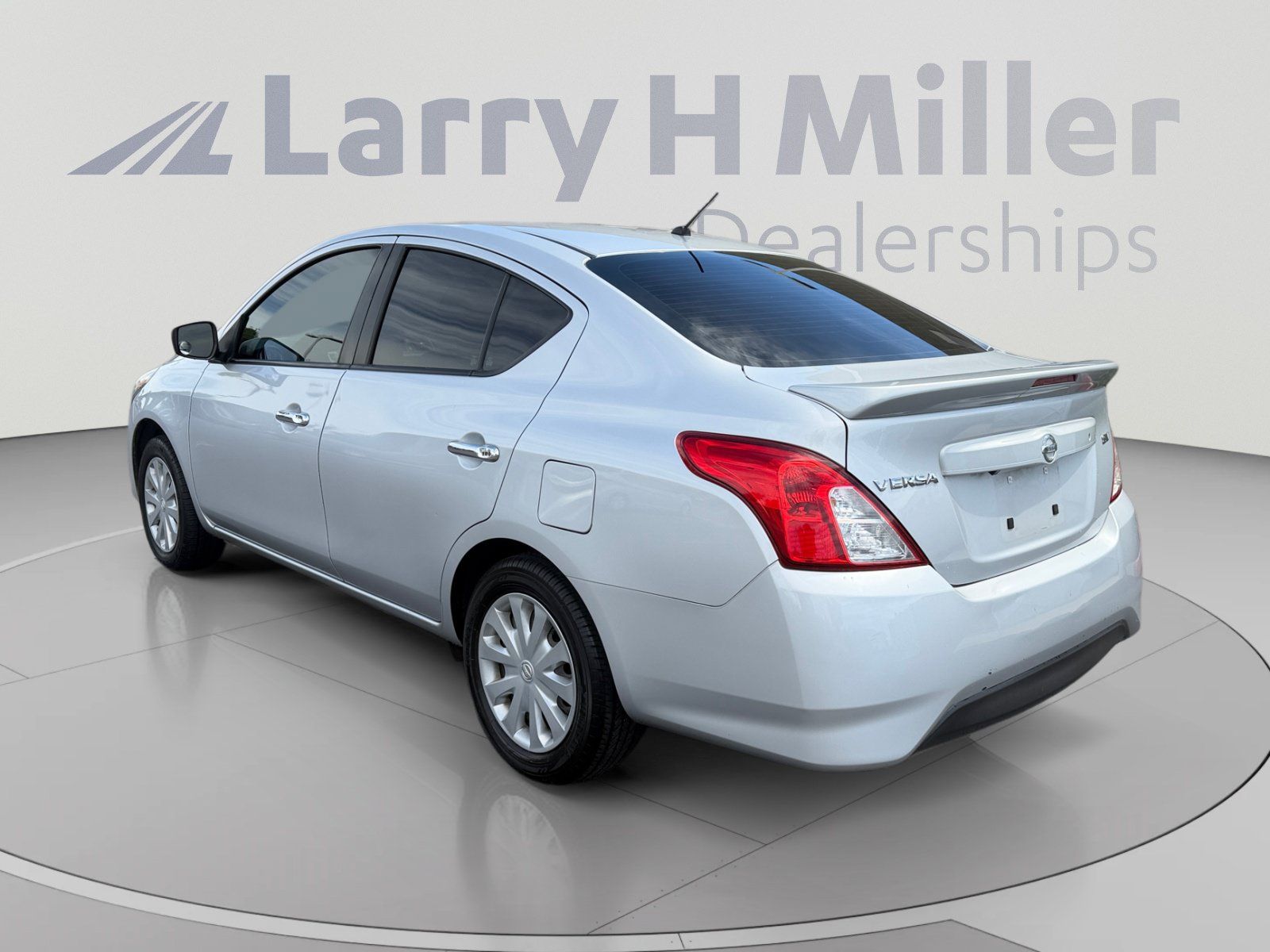 Used 2018 Nissan Versa SV FWD image 3