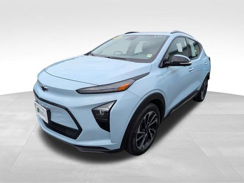 Used 2023 Chevrolet Bolt EUV Premier w/ Sun & Sound Package FWD image 3