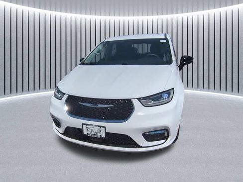 Used 2024 Chrysler Pacifica Touring-L FWD image 3