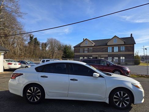 Used 2016 Nissan Altima 2.5 SV FWD image 5