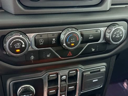 Used 2021 Jeep Gladiator Sport AWD/4WD image 16