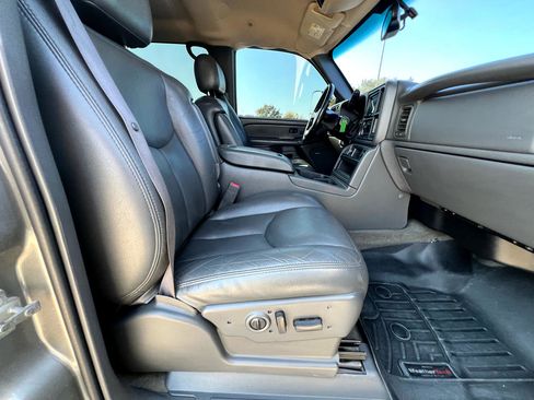 Used 2006 Chevrolet Silverado 2500 LT w/ Heavy-Duty Power Package image 64