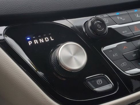 Certified 2024 Chrysler Pacifica Touring-L image 22