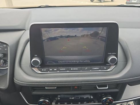 Used 2025 Nissan Rogue SV FWD image 9