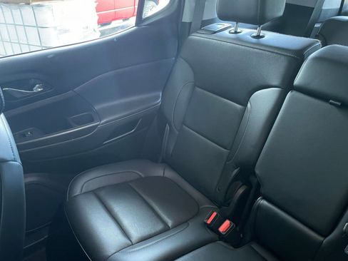 Used 2023 GMC Acadia SLT image 39