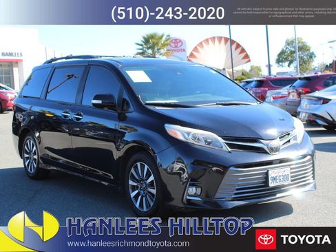 Used 2018 Toyota Sienna Limited w/ Carpet Mat Package image 5