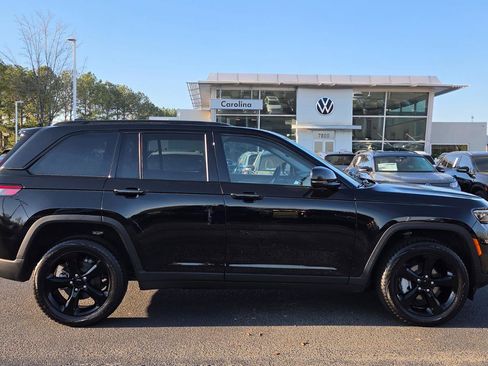 Used 2023 Jeep Grand Cherokee Limited w/ Black Appearance Package image 3