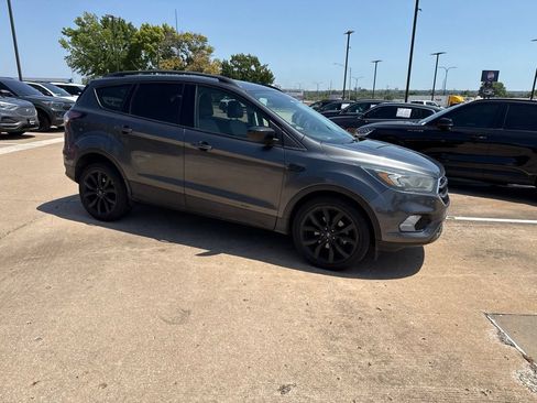 Used 2017 Ford Escape SE w/ Equipment Group 201A FWD image 6