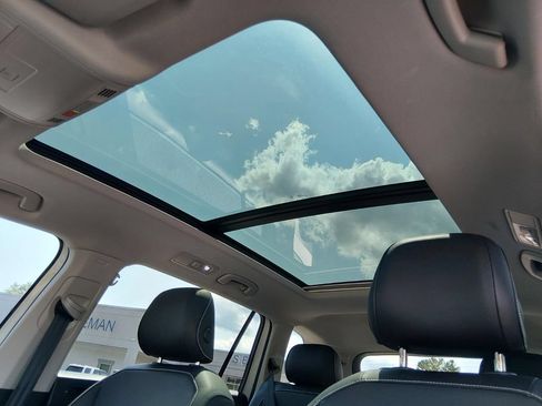 Used 2023 Volkswagen Tiguan SE w/ Panoramic Sunroof Package FWD image 11
