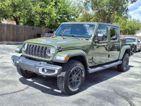 Used 2024 Jeep Gladiator Sport AWD/4WD image 19