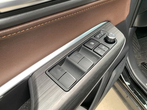 Used 2024 Toyota Venza Limited image 15